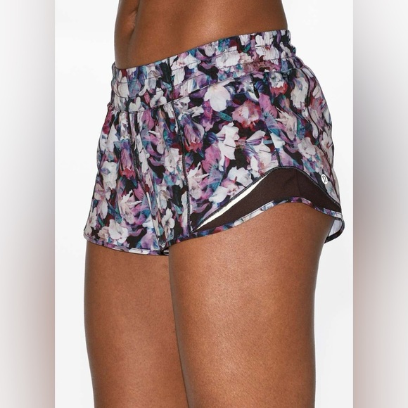 Lululemon Hotty Hot Short II '2.5" Utopia Multi/ Deep Phantom Size: 6 - Picture 6 of 15